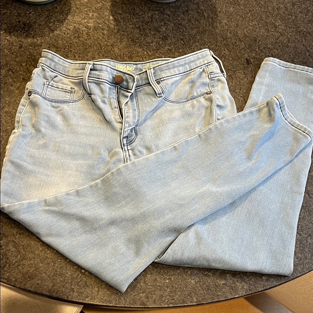 Women’s Light Wash Skinny Jeans, Size 8